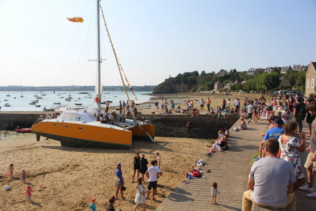 Le bateau échoué pour un concert à St Sulliac